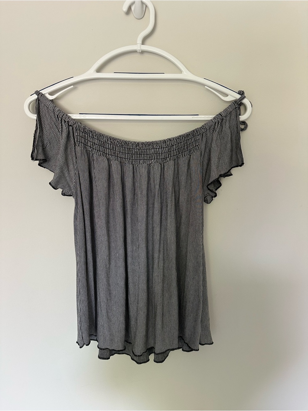 American Eagle Outfitters Off-Shoulder Ruffled Top in Charcoal Gray